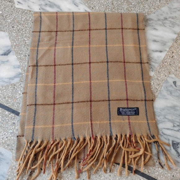 Burberry’s scarf - Picture 4 of 8